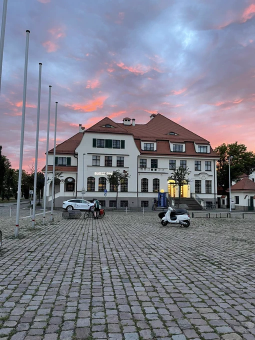 Börse Dresden, Sonnenuntergang im Hintergrund
