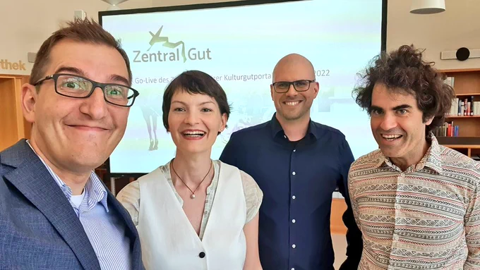 Das ZentralGut-Team fiebert ungeduldig im Lesesaal der ZHB Sempacherstrasse dem Go-Live Event des Zentralschweizer Kulturgut-Portals entgegen. 