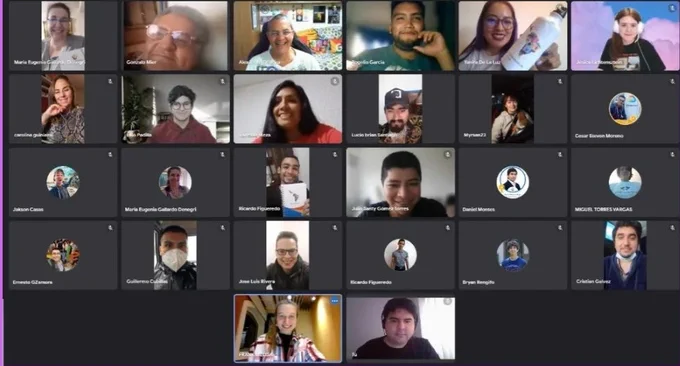 Captura de todos los asistentes en la reunión de Google Meet, algunos con cámara prendida y sonriendo.