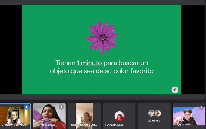 Captura de otro de los juegos de búsqueda: un objeto de nuestro color favorito. Se ven algunos asistentes mostrando una botella violeta y una pulsera blanca.