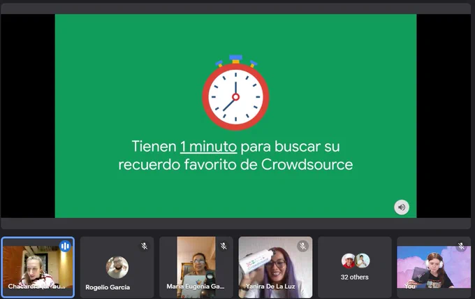 Captura de uno de los juegos de búsqueda: del recuerdo favorito de Crowdsource. Se ven algunos asistentes mostrando botellas y cuadernos recibidos como regalos.