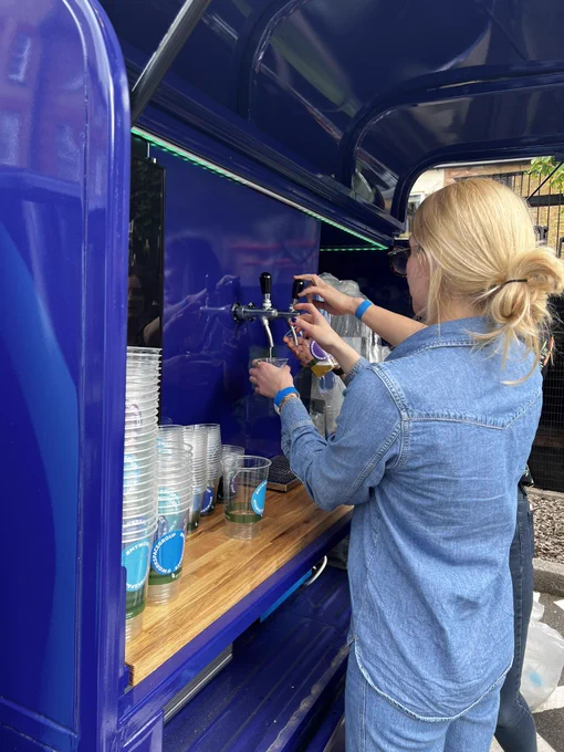 A woman pouring some Prosecco