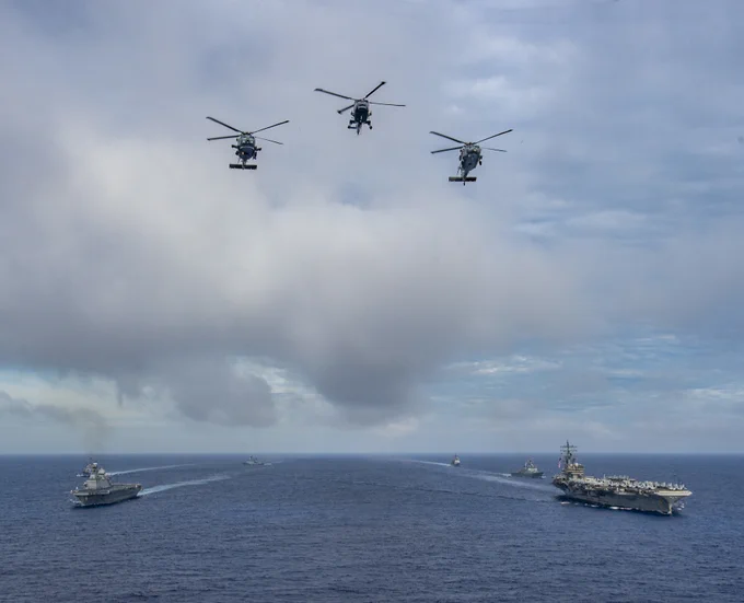 USS Ronald Reagan (CVN 76) and Republic of Korea navy ships transit the Philippine Sea during Carrier Strike Group Exercise 2022. 📸 Mass Communication Specialist 1st Class Ian Cotter