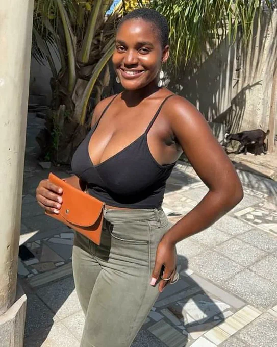 Take a deep Breath of Beauty 🥰 and exhale it slowly ➡️ Swipe  #clientscam

@ms_chemy your two-piece kulule earrings ❤ are stunning on ʸ 𝐎 ᑌ 

Earrings: @quemsa.afrique 🛍🛒

Ps:  Kulele Earrings in 3 and 4 pieces  will be available from 1st June 2022 ( 01.06.22 ) - 12am 

#quemsaafrique #melaninbeauty #shorthair #blackculture #queenssupportqueens #quemsa
