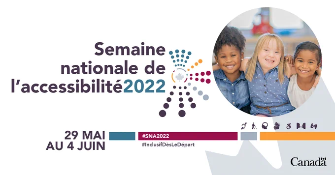 Le visuel commence par le texte : Semaine nationale de l’accessibilité 2022. Ensuite: 29 mai au 4 juin. #SNA2022 #InclusifDèsLeDépart. 
Le texte est suivi par une image de 3 petites filles d'ethnies différentes s'embrassent et sourient. Une des filles est atteinte du syndrome de Down. Le mot-symbole Canada termine le visuel.