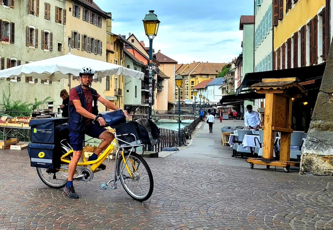 #Annecy #HauteSavoie #Vélo #facteur