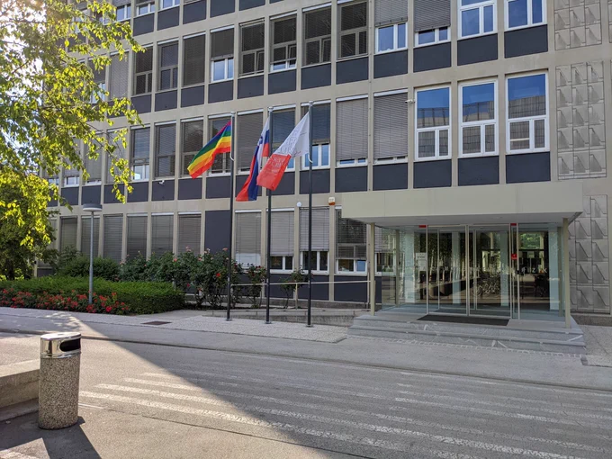 Mavrična zastava pred Fakulteto za matematiko in fiziko
