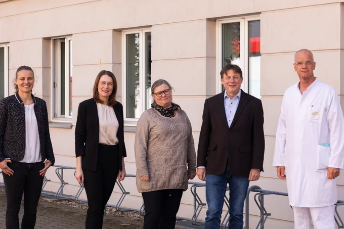 Alle 36 deutschen Universitätskliniken – darunter auch die Universitätsmedizin Magdeburg (UMMD) – arbeiten seit April 2020 gemeinsam in dem bis dato einmaligen Netzwerk Universitätsmedizin (NUM). Diese Zusammenarbeit soll künftig über den COVID-19-Schwerpunkt hinausgehen und verstetigt werden, um Probleme in der Patientenversorgung schneller und bundesweit koordiniert lösen zu können. Das Bündnis wurde mit dem Ziel geschaffen, aus den Erfahrungen in der Behandlung von COVID-19-Erkrankten voneinander zu lernen, um schnellstmöglich neue Behandlungsstrategien und –konzepte für eine bestmögliche Versorgung der Patient:innen zu entwickeln. Die Universitätsmedizin Magdeburg war in der ersten Förderphase bis Ende 2021 an neun von 13 bundesweiten NUM-Forschungsprojekten beteiligt und ist in der aktuellen Förderperiode an vier Basisinfrastrukturprojekten und sieben Forschungsprojekten beteiligt. 