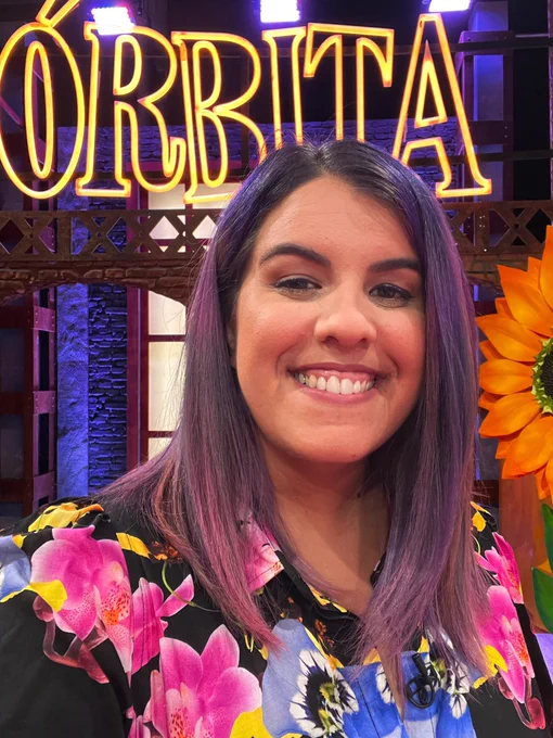 Yo sonriente en el plató de Órbita Laika 😊