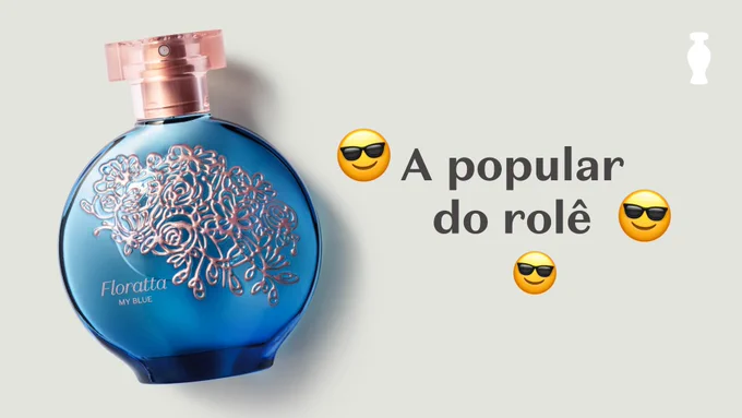 Por ultimo, temos o Floratta My Blue no card e o texto "A popular do rolê" a direita. Os emojis estão com o óculos escuros nos olhos.  Todos têm a ânfora de O Boticário na cor branca no canto superior direito.
