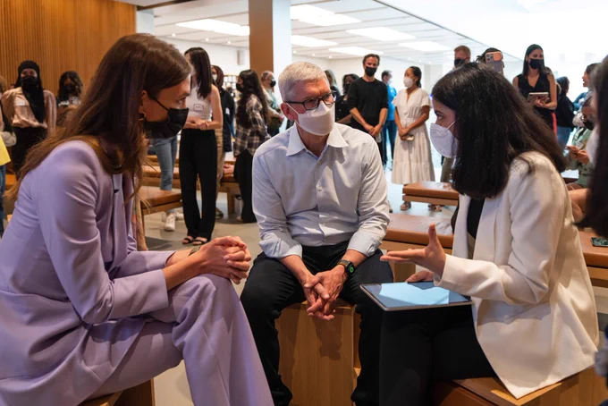 Tim Cook sits and talks with Karlie Kloss and a Kode with Klossy scholar at Apple SoHo.