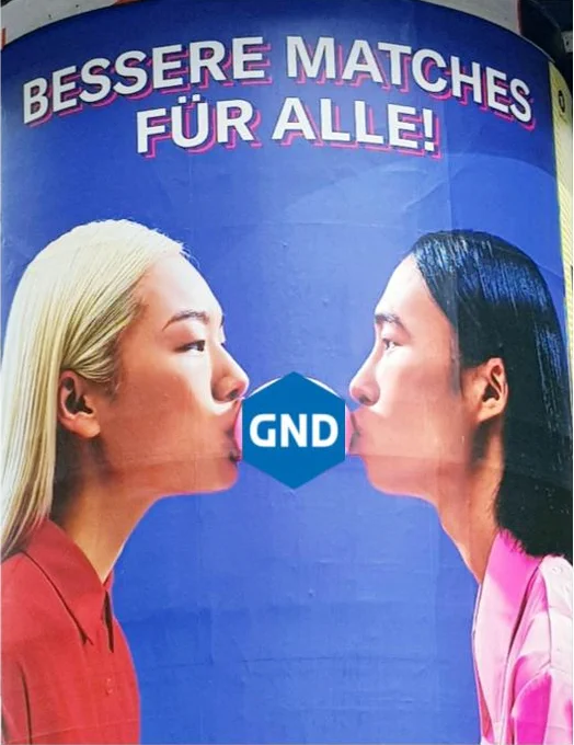 Streetview eines Plakats für Matchingservices. Die Bubble zwischen dem Paar ist durch das GND Logo ersetzt.
