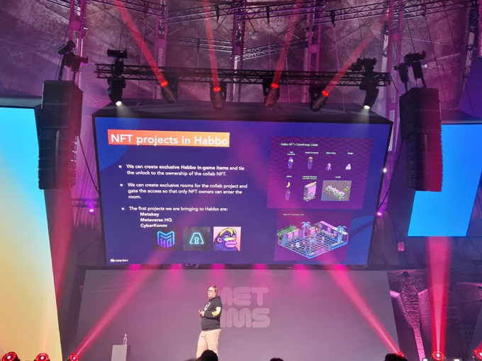 Habbo NFT project founder Muumiopappa giving a keynote talk about interoperability in the metaverse at Met Ams festival.