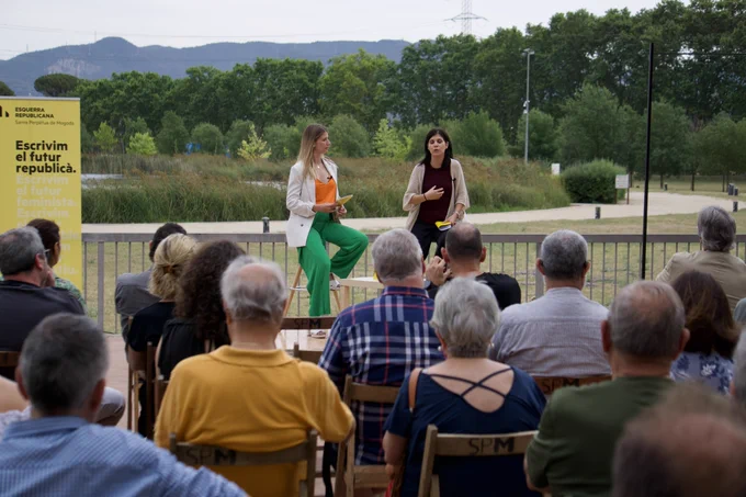 Fotografia: Laura Oliver i Marta Vilalta a la presentació de la candidata per a les Municipals 2023 / Esquerra SPM