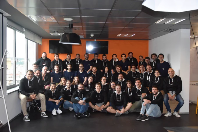 Los asistentes al evento juntos posando