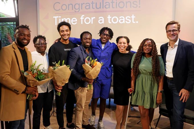 Die diesjährigen deutschen Gewinner:innen des Black Founders Fund 2022 stehen gemeinsam mit Philipp Justus (Google Zentraleuropa-Chef) und Victoria Toney-Robinson (Senior Program Manager, Google for Startups) auf der Bühne und lächeln in die Kamera. 