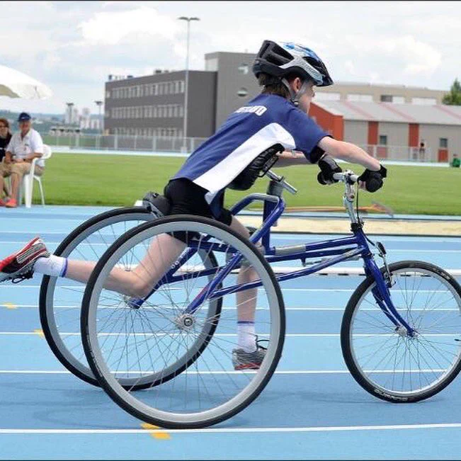 A young Gavin fully striding out on the blue track