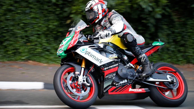 Raül Torras con la Aprilia RS 660 de Supertwin en el TT de la Isla de Man