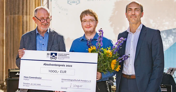 HPI-Absolvent Hand Gawendowicz mit Prof. Dieter Wagner (links) und Prof. Tobias Friedrich (rechts)