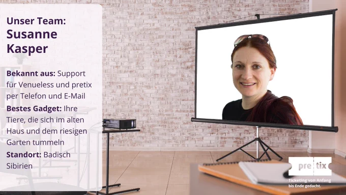 Team-Vorstellung: Susanne Kasper lächelt auf einer Leinwand. Links: "Unser Team: Susanne Kasper. Support für Venueless und pretix per Telefon und E-Mail. Bestes Gadget: Ihre Tiere, die sich im alten Haus und dem riesigen Garten tummeln. Standort: Badisch Sibirien"