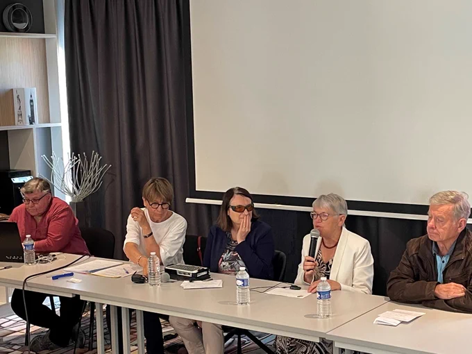 A la tribune, Madame Renoud, Présidente, Madame Prestini, Directrice des Aveugles de France  Liliane Bescond , Sophie Hernio de l'IPIDV et Monsieur Dubois, President du CAPH