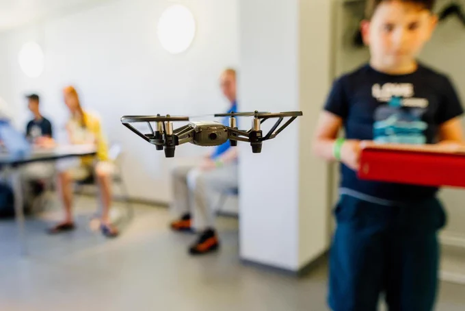 Kind lässt eine Drohne fliegen