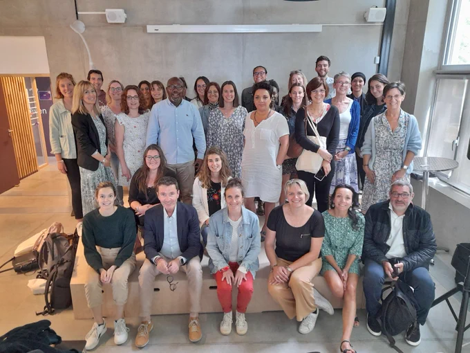  Le 27 juin, 35 salarié.es FACE se sont ainsi retrouvé.es pour un séminaire régional.
 Objectif ? Partager les bonnes pratiques entre chacun de nos clubs d'entreprises, mieux apprendre à nous connaître et imaginer de prochaines actions d'inclusion à une échelle régionale.  Plusieurs groupes de travail ont ainsi planché durant cette journée sur de nombreux sujets : quels projets d'inclusion innovants concevoir, que peut-on apporter aux entreprises dans leur démarche RSE, comment mieux partager nos méthodes d'accompagnement des bénéficiaires à la recherche d'un emploi, comment échanger sur les différentes réalités de nos territoires… ?
 
Une journée riche d'échanges et de partage entre clubs FACE... à renouveler l'année prochaine !

Merci à la Maison de l'Europe, adhérent de FACE Loire Atlantique, pour son accueil. 