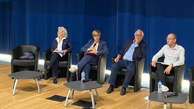 Martine Vignau (2ème à gauche) avec les autres intervenants de sa table ronde 