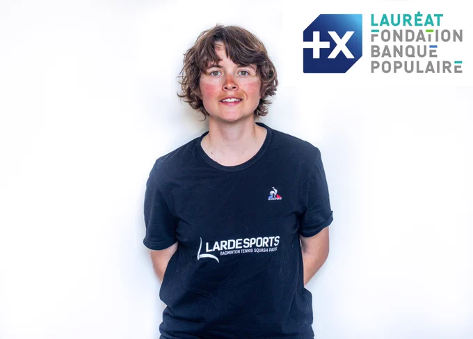 Photo en portrait en tenu de badminton, le logo de la fondation banque populaire en haut à droite