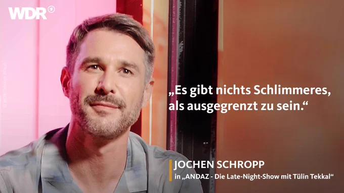 Foto von Jochen Schropp mit dem Zitat: "Es gibt nichts Schlimmeres, als ausgegrenzt zu sein." und dem Text "Jochen Schropp in "ANDAZ - Die Late-Night-Show mit Tülin Tekkal".