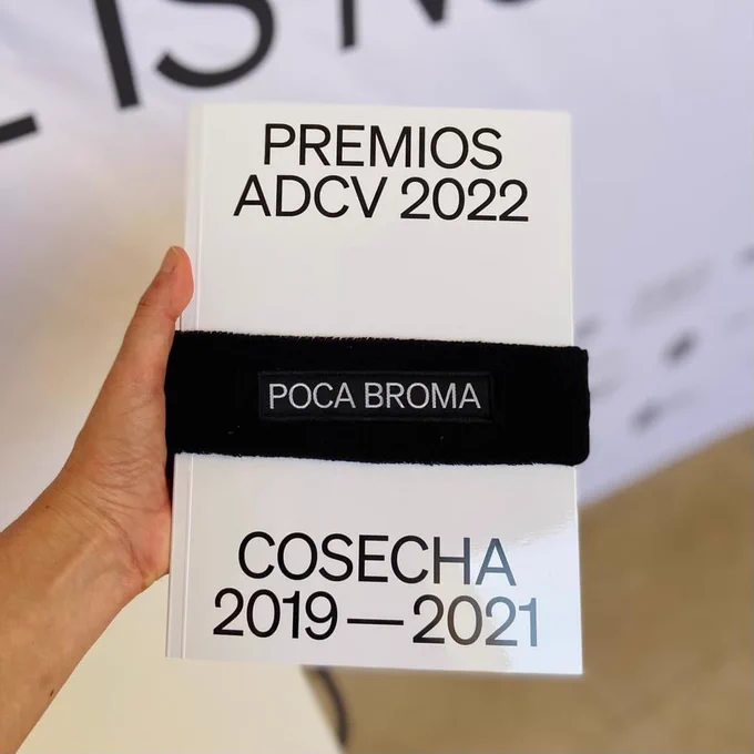 Fotografías de la presentación del libro Premios ADCV en el patio de Las Naves, con imágenes del libro y de las personas asistentes