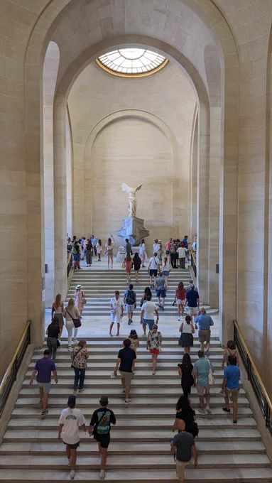 Vue sur les escaliers du Louvre, surplombés par La victoire de Samothrace 