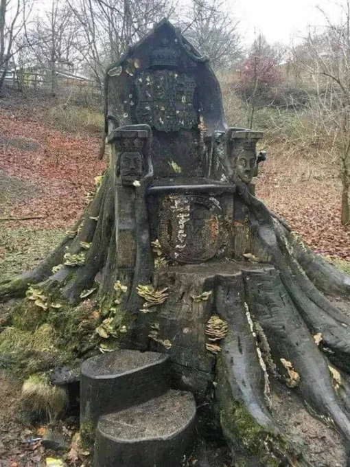 An ancient-looking throne, carved from a giant tree stump. The coat of arms belongs to the Parr family, who occupied nearby Kendal Castle in the 16th century.