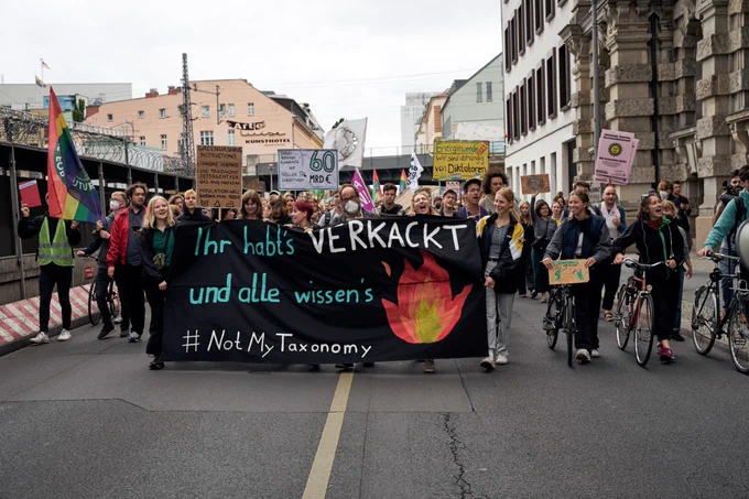 Fridays for Future Denonstrat*innen laufen hinter einem Transpi auf dem steht "ihr habt's verkackt und alle Wissen's - #NotMyTaxonomy"
