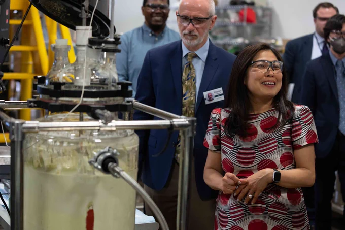 La ministre Ng visite Nano One. 