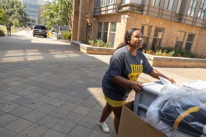 student volunteer helps with move-in