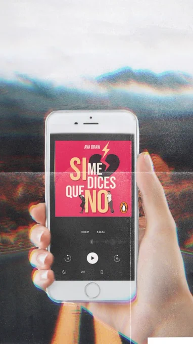 Foto de un teléfono con el reproductor del audiolibro de Si me dices que no abierto. De fondo hay una carretera. Tiene un filtro que hace que parezca una foto doblada