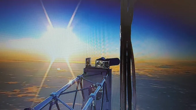 Här syns det 12 meter långa och två ton tunga röntgenteleskopet XL-Calibur uppe i rymden med solen till vänster.