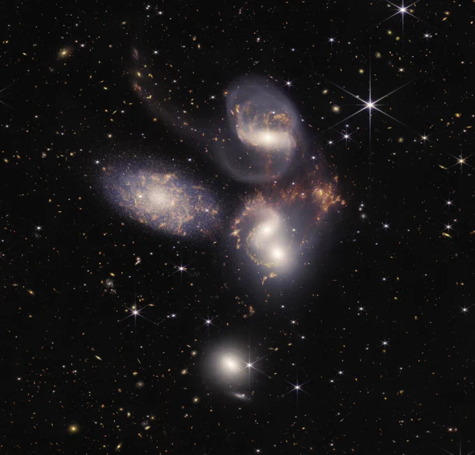 Un groupement compact de cinq galaxies capturé par le télescope James Webb.