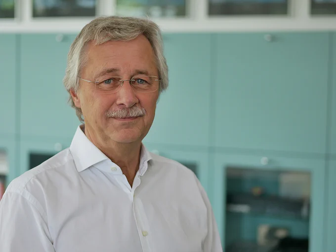 Thum Mahr GmbH Sells System Integration Business and Establishes Yellowtec Brand as Separate Company
Read More https://audioxpress.com/news/thum-mahr-gmbh-sells-system-integration-business-and-establishes-yellowtec-brand-as-separate-company

Yellowtec is a brand firmly established in broadcast environments, particularly in radio stations. With the popularity of home studio, podcasting and web streaming, Yellowtec saw explosive growth in its m!ka mounting system business, originally designed for radio microphones, but now adjustable to computer monitors or even webcams. Thum   Mahr GmbH, where the Yellowtec brand was created, now decided to spin-off that business into a separate company.
#systemsintegration #microphonearm #mountingsystem 