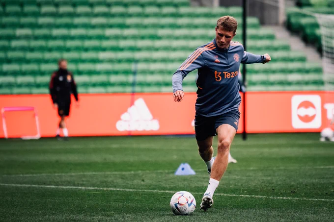 Will Fish lines up a pass in training.