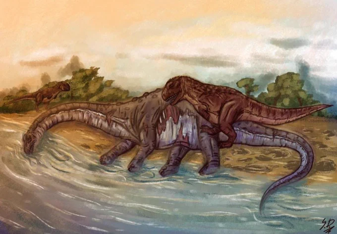 Uma paisagem ao amanhecer, com um grande dinossauro pescoçudo morto a beira de um rio e um dinossauro carnívoro se alimentando dele, comendo nacos de carne próximos a sua costela. Ao fundo um outro dinossauro carnívoro caminhando. Arte de Saulo Daniel.
