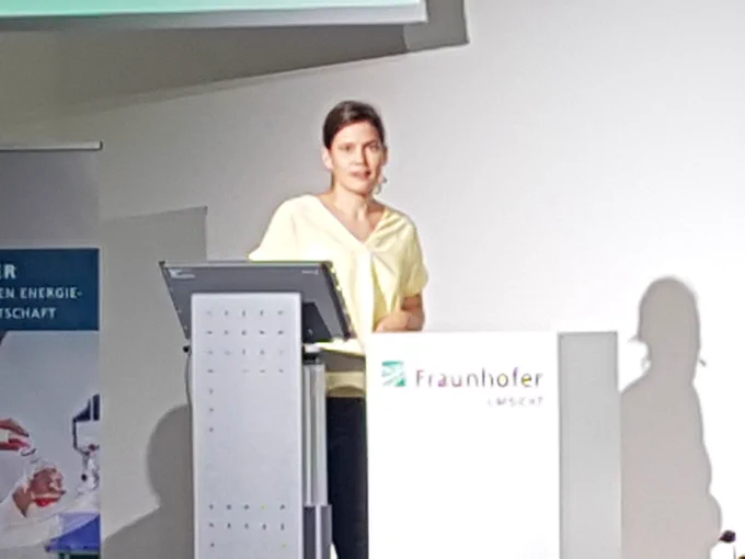 Preisträgerin Wissenschaftsjournalismus Jenny von Sperber erläutert ihre Recherche zu Algen. 