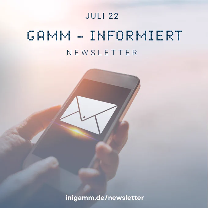 Hand hält Smartphone mit stilisiertem Briefsymbol. Text: Juli 22 GAMM-INFORMIERT NEWSLETTER. inigamm.de/newsletter