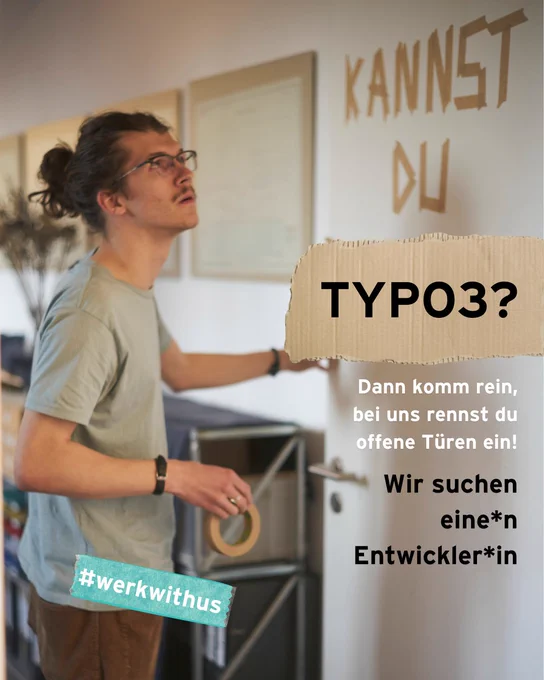 Ein Mann schaut hoch auf eine Wand, auf der mit braunem Klebeband die Worte "Kannst du" geformt wurden. 
Darunter ein Stück Pappe als Störer eingefügt mit der Aufschrift: Typo3?
Darunter der Text: Dann komm rein, bei uns rennst du offene Türen ein! Wir suchen eine*n Entwickler*in. 
Unten links in der Ecke ein Stück blaues Klebeband als Störer mit der Aufschrift: Hashtag werk with us