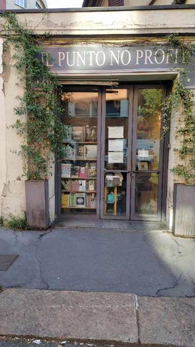 L'ingresso della libreria Il punto no profit, in via San Marco a Milano https://www.centrosolidarietasanmarco.com/punto-no-profit
