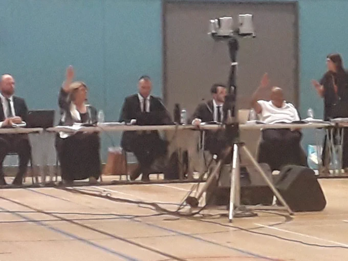 The Chair and Vice Chair vote for Lendlease 