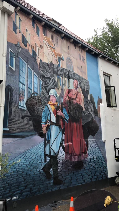 Muurschilderingen. Je vindt ze in vele steden! Maar in onze Hanzesteden zijn ze toch wel écht een aanrader. Zoals deze in #Deventer! Métershoog en passend bij de Hanze: een mix van "toen" en een knipoog naar het nu. De muurschilderingen zijn allemaal een beetje familie van elkaar. 

https://www.visithanzesteden.nl/muurschilderingen/

#interreg #destrakkehand #hanzetrots #hanzesteden 