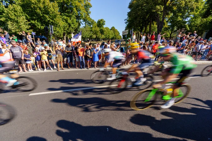 Le maillot vert Wout van Aert, accompagné du maillot blanc Tadej Pogačar
(2e au général) et de Geraint Thomas (au centre, 3e du général) © Patrice Quillet / Ville de Meudon