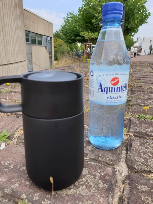 Kaffeebecher und Wasserflasche